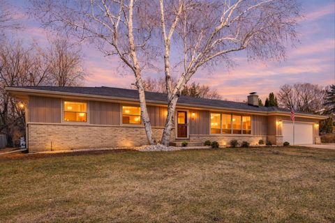 Photo of 5506 82nd St, Pleasant Prairie, WI 53142 (MLS # 1953623)