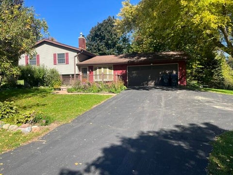 Photo of W264S3768 Lawrence Ln, Waukesha, WI 53189 (MLS # 1984389)