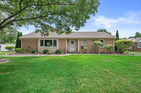 Photo of S21W23053 Hillside Dr, Waukesha, WI 53186 (MLS # 1976457)