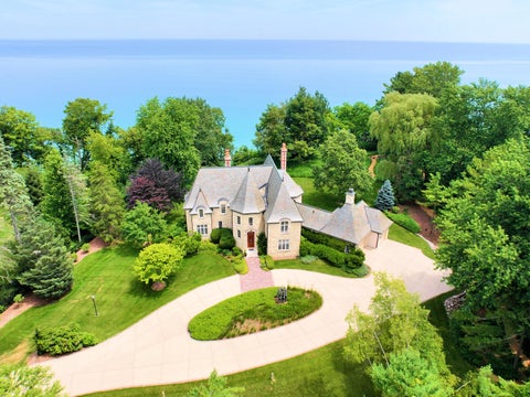 Photo of 11602 N Shorecliff Ln, Mequon, WI 53092 (MLS # 1970852)