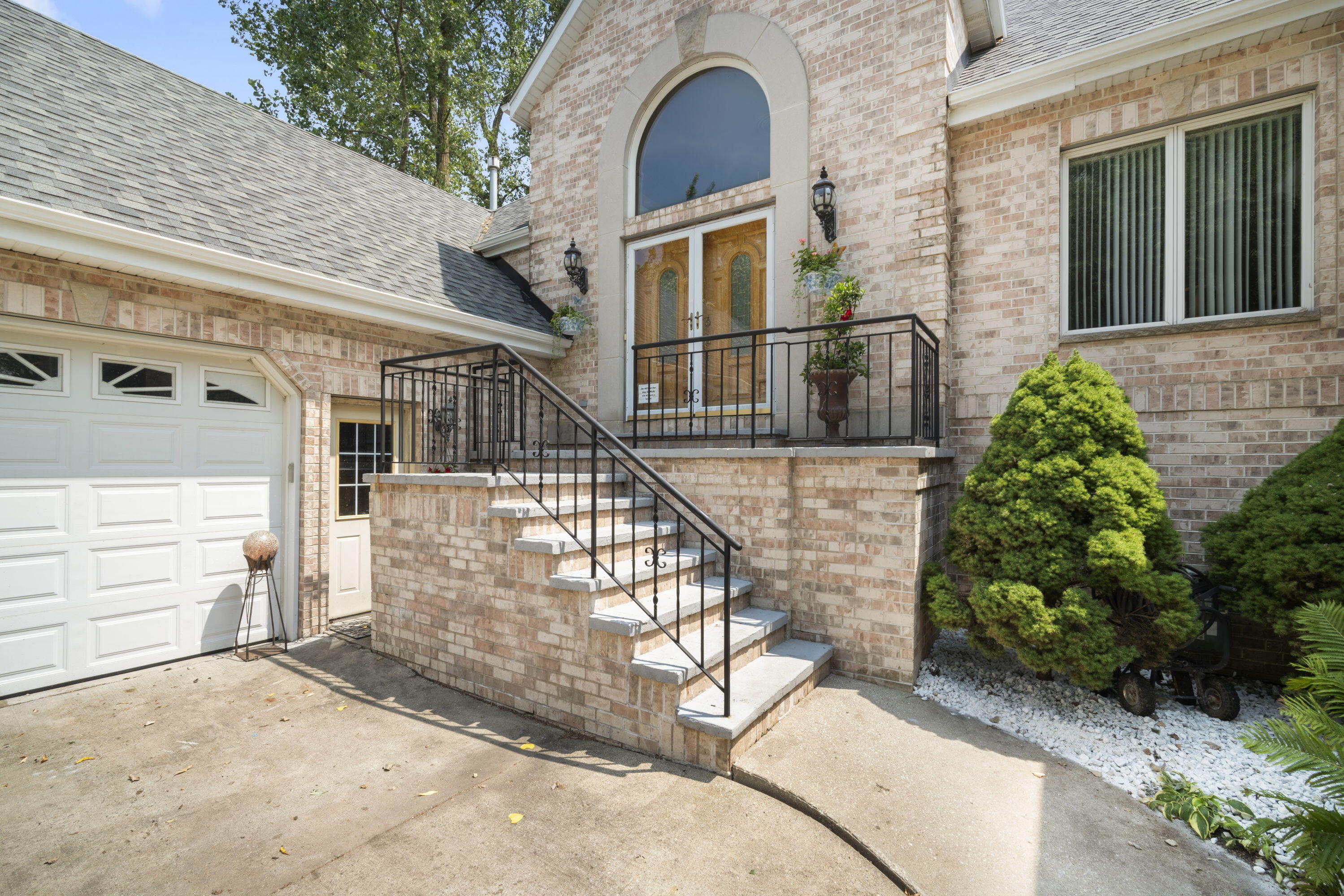 W304N2470 Maple Ave