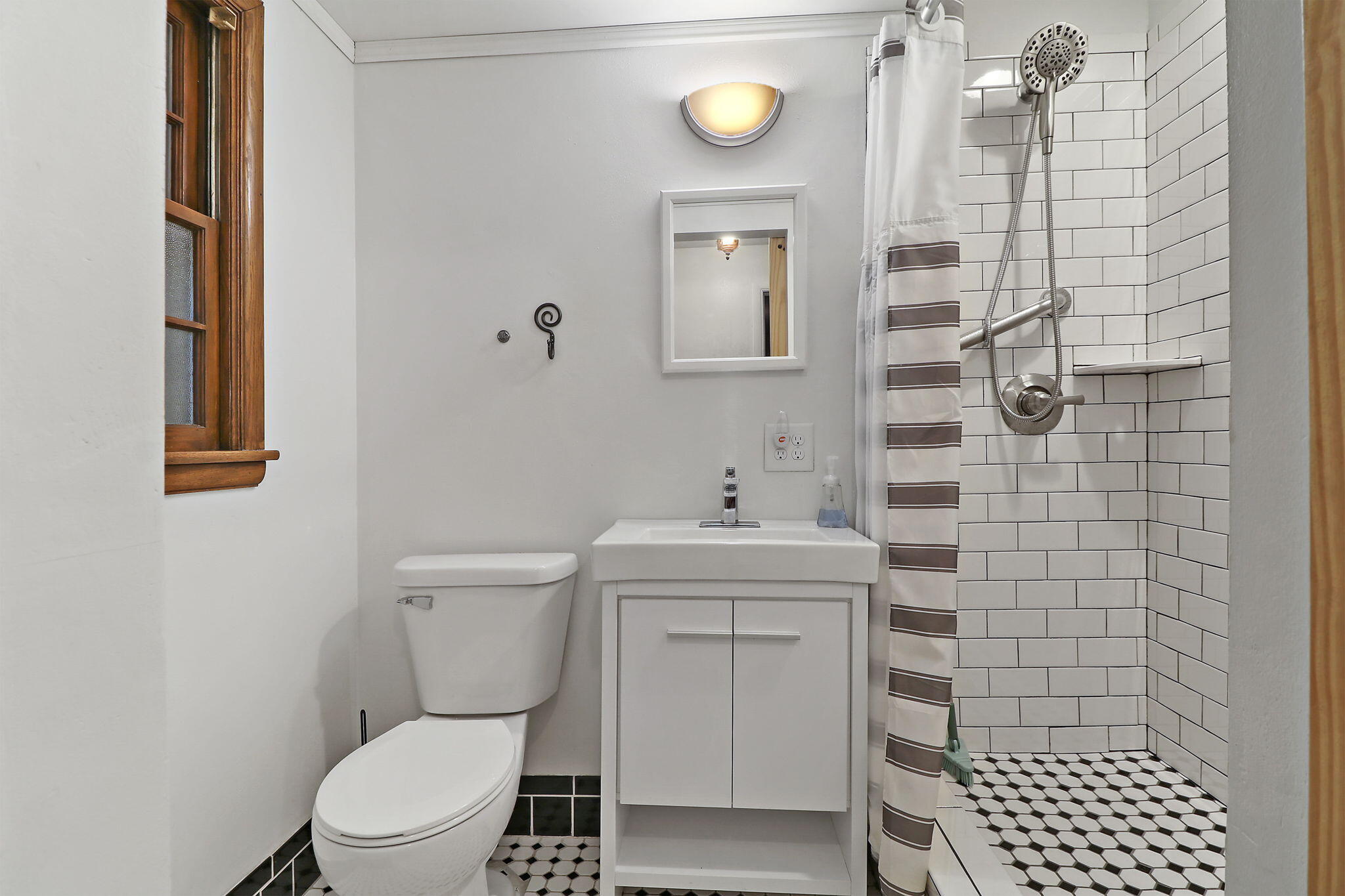 Hales Corners, Wisconsin 53130, United States, 4 Bedrooms Bedrooms, ,2 BathroomsBathrooms,Residential,Active,240049