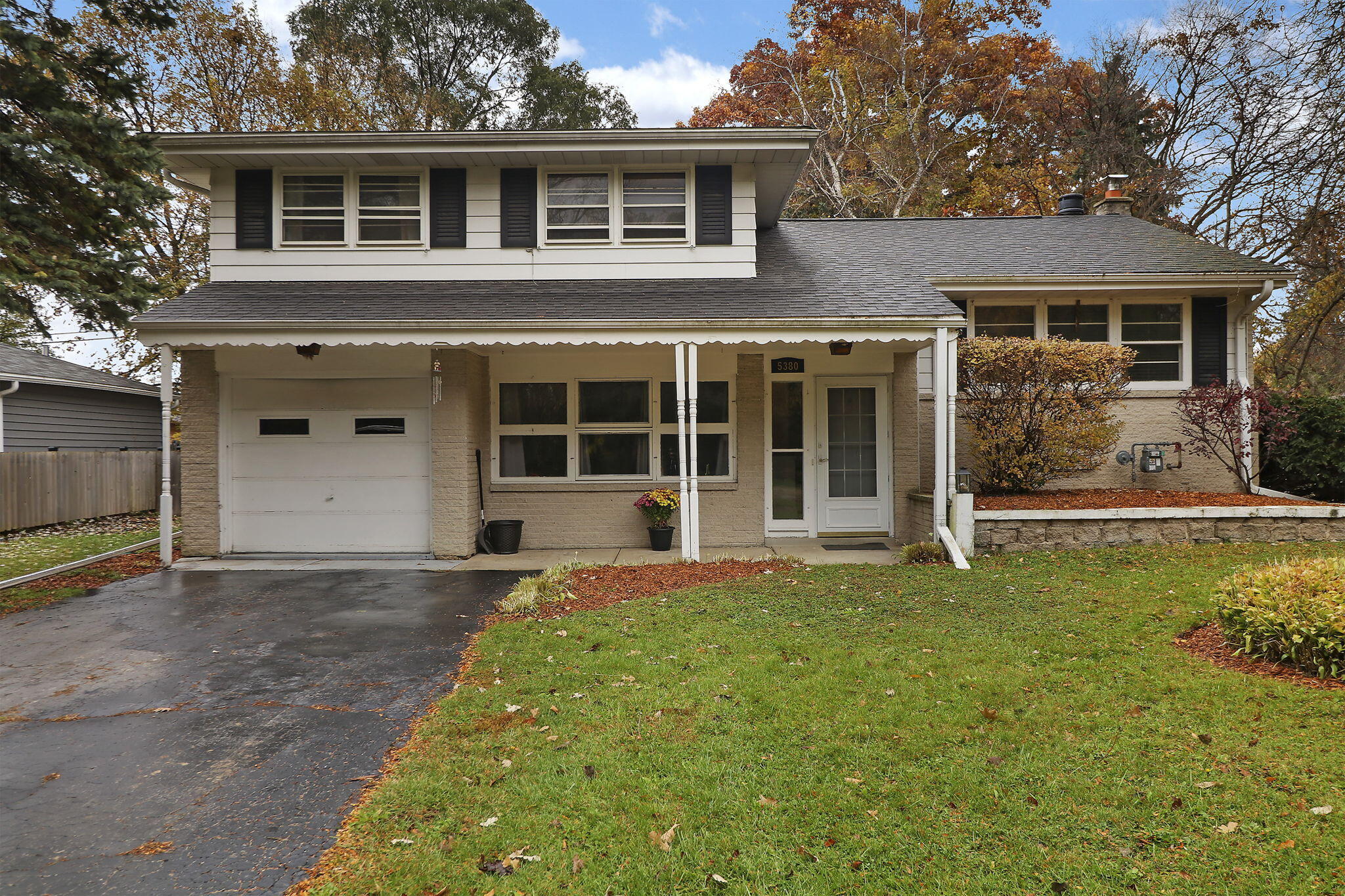 Hales Corners, Wisconsin 53130, United States, 4 Bedrooms Bedrooms, ,2 BathroomsBathrooms,Residential,Active,240049