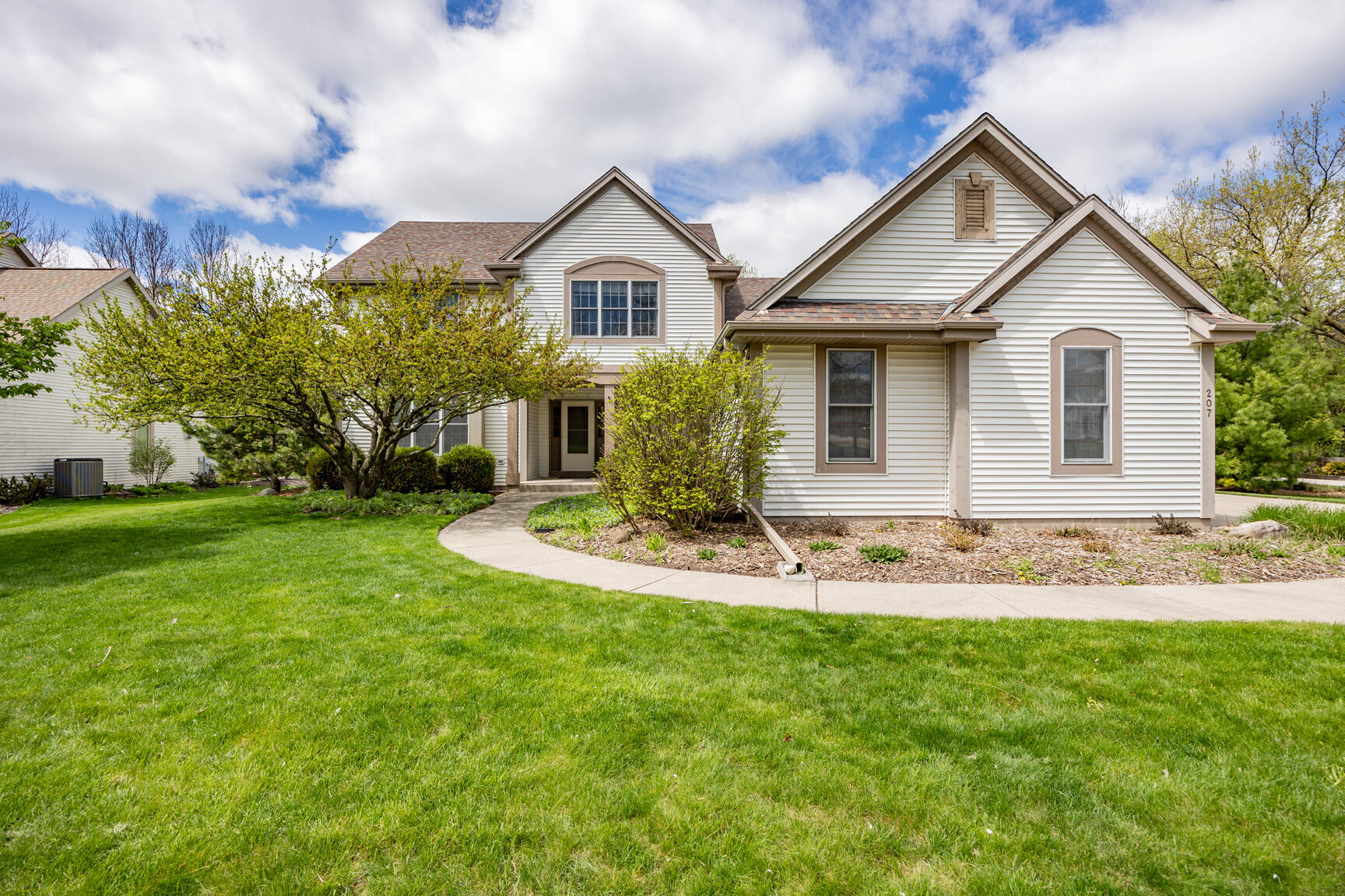 207 Woodlands Ct