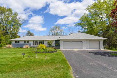 Photo of 10232 N Greenview Dr, Mequon, WI 53092 (MLS # 1961941)