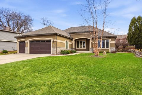 Photo of N27W27075 Woodland Dr, Pewaukee, WI 53072 (MLS # 1953899)