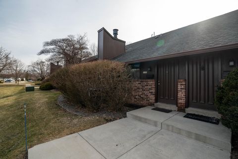 Photo of 5190 Woodbridge Ln, Greenfield, WI 53221 (MLS # 1955719)