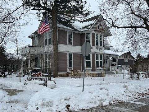 Photo of 300 W Chestnut St, Burlington, WI 53105 (MLS # 1945153)