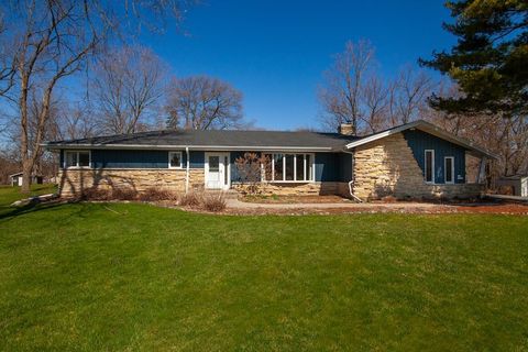 Photo of N59W39568 Laketon Ave, Oconomowoc, WI 53066 (MLS # 1956995)
