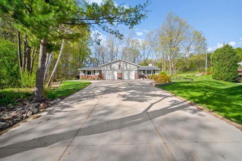 Photo of 2120 Willowbrook Dr, West Bend, WI 53090 (MLS # 1962628)
