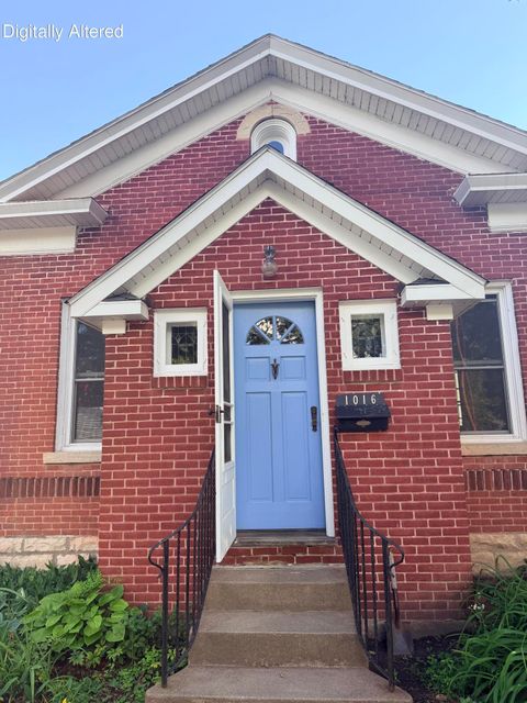 Photo of 1016 Farnam St, La Crosse, WI 54601 (MLS # 1971654)