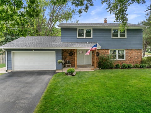 Photo of 924 Marquette Rd, Hartland, WI 53029 (MLS # 1967883)