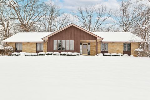 Photo of S40W26950 Oak Grove Ln, Waukesha, WI 53189 (MLS # 1944393)