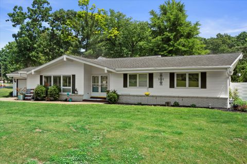 Photo of 13255 W Old Oak Ct, New Berlin, WI 53151 (MLS # 1924279)