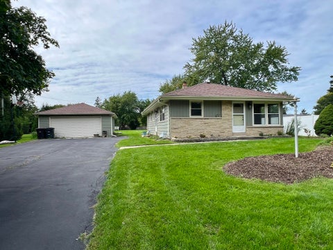 Photo of 8401 S 36th St, Franklin, WI 53132 (MLS # 1982309)