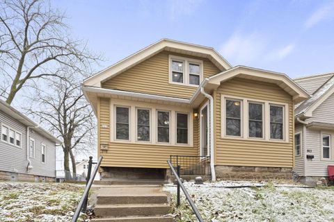 Photo of 865 S 75th St, West Allis, WI 53214 (MLS # 1954087)