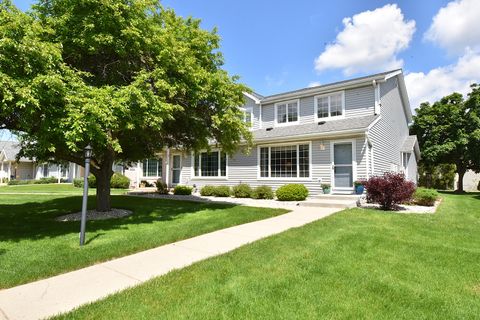 Photo of 10320 W Whitnal Edge Cir, Franklin, WI 53132 (MLS # 1921876)