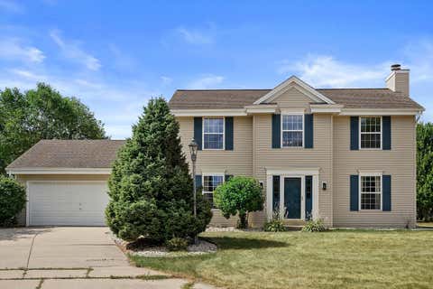 Photo of 424 North Shore Ct, Pewaukee, WI 53072 (MLS # 1973280)