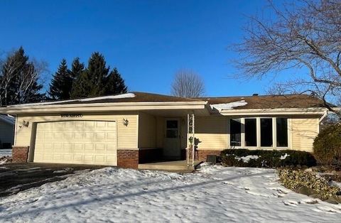 Photo of W156N10945 Catskill Ln, Germantown, WI 53022 (MLS # 1950128)