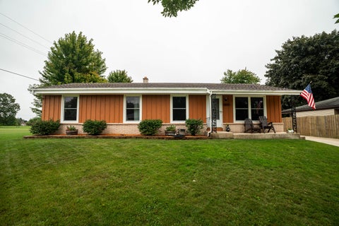 Photo of 1614 N Lakeview Ave, Port Washington, WI 53074 (MLS # 1986677)