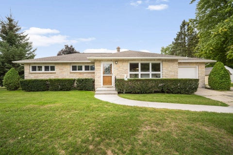 Photo of 1405 BEVERLY Ln, West Bend, WI 53090 (MLS # 1982115)