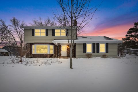 Photo of 7953 Chapel Hill Ct S, Franklin, WI 53132 (MLS # 1951018)