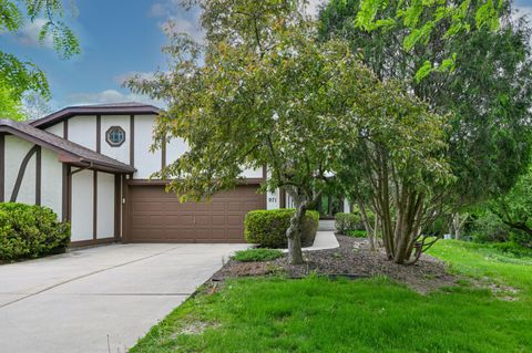 Photo of 971 S Imperial Dr, Hartland, WI 53029 (MLS # 1963612)