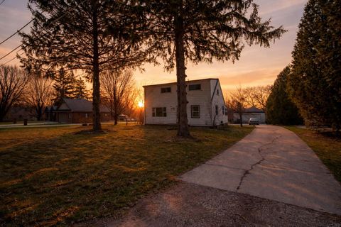 Photo of 5439 S Egofske Rd, New Berlin, WI 53146 (MLS # 1955971)