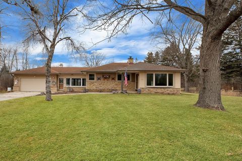 Photo of 1812 W Ranch Rd, Mequon, WI 53092 (MLS # 1908030)