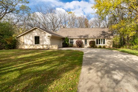 Photo of N7W31376 Cambridge Ct, Delafield, WI 53018 (MLS # 1941123)