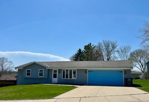 Photo of 908 Kings Ridge CT E Ct, West Bend, WI 53090 (MLS # 1958829)