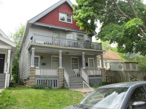 Photo of 611 E Chambers St, Milwaukee, WI 53212 (MLS # 1963237)