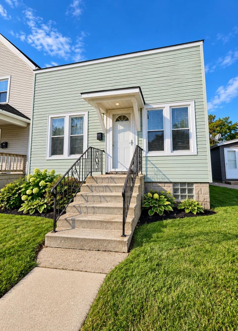 Photo of 4606 Sheridan Rd, Kenosha, WI 53140 (MLS # 1986347)