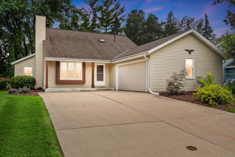 Photo of N78W15561 Old Gate Rd, Menomonee Falls, WI 53051 (MLS # 1929414)