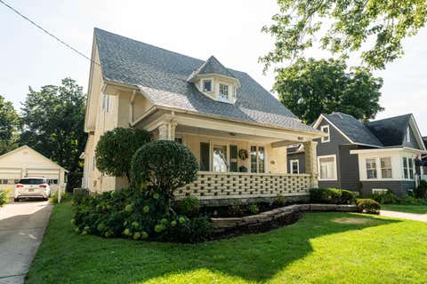 Photo of 827 Oakland Ave, Waukesha, WI 53186 (MLS # 1977039)