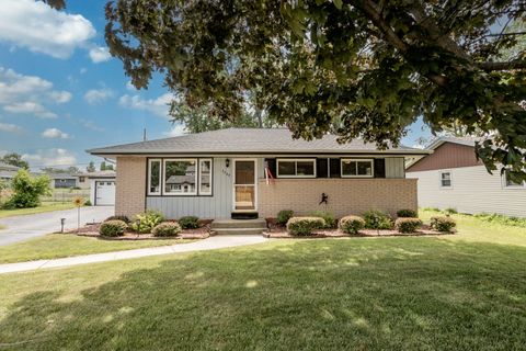 Photo of 3369 E Oak Creek Dr, Oak Creek, WI 53154 (MLS # 1925476)