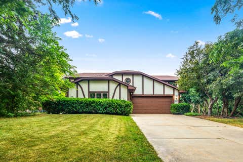 Photo of 971 S Imperial Dr, Hartland, WI 53029 (MLS # 1973647)