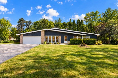 Photo of 18345 Ashlea Dr, Brookfield, WI 53045 (MLS # 1983515)