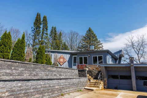 Photo of 29134 White Oak Ln, Waterford, WI 53185 (MLS # 1959071)