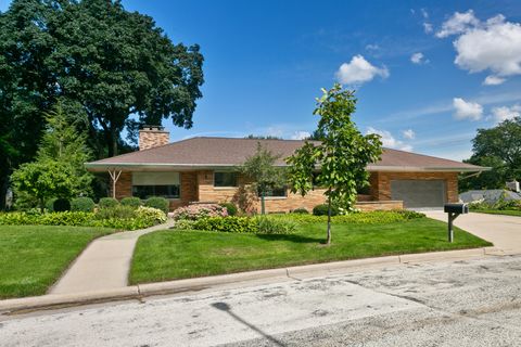 Photo of 3202 N Knoll Ter, Wauwatosa, WI 53222 (MLS # 1933096)