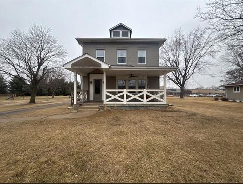 Photo of 924 W Main St, Palmyra, WI 53156 (MLS # 1952837)