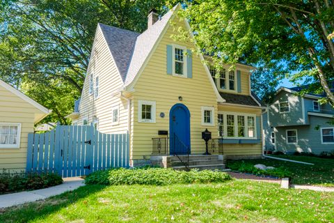 Photo of 517 Park Ave, South Milwaukee, WI 53172 (MLS # 1936901)