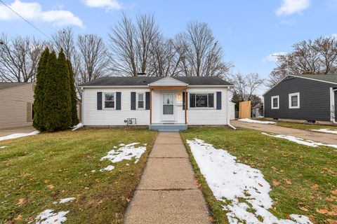 Photo of 625 Madison Ave, West Bend, WI 53095 (MLS # 1946850)