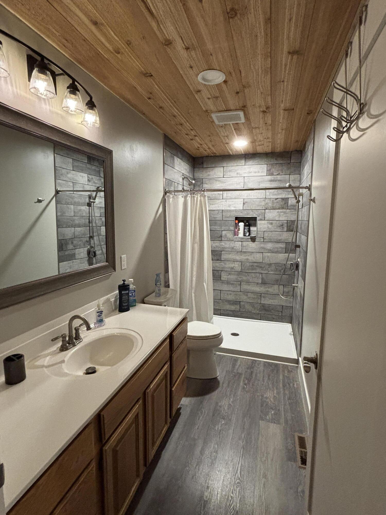 Fontana, Wisconsin 53125, United States, 3 Bedrooms Bedrooms, ,3 BathroomsBathrooms,Residential,Active,231313