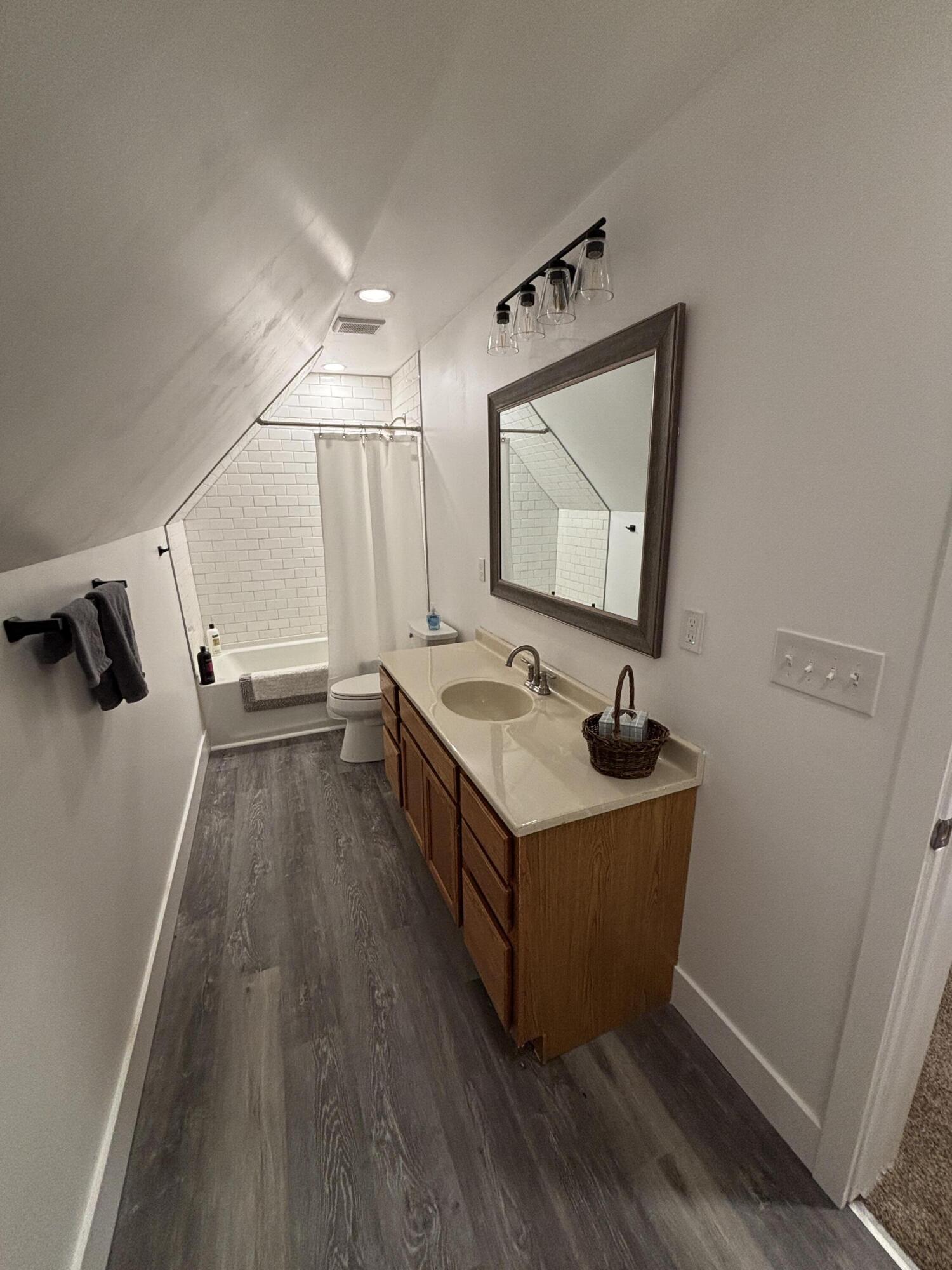 Fontana, Wisconsin 53125, United States, 3 Bedrooms Bedrooms, ,3 BathroomsBathrooms,Residential,Active,231313