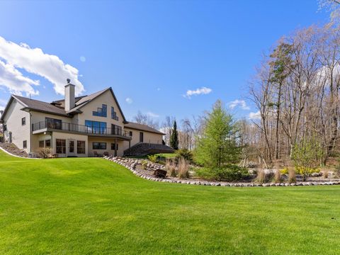 Photo of 4818 Maplecrest Ridge Rd, Franklin, WI 54247 (MLS # 1963943)