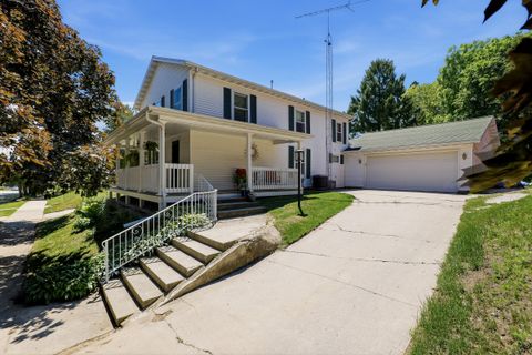 Photo of 516 N 5th St, Manitowoc, WI 54220 (MLS # 1968625)