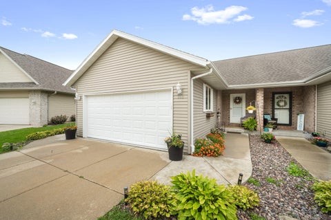 Photo of 103 Concord Pl, Watertown, WI 53094 (MLS # 1981025)