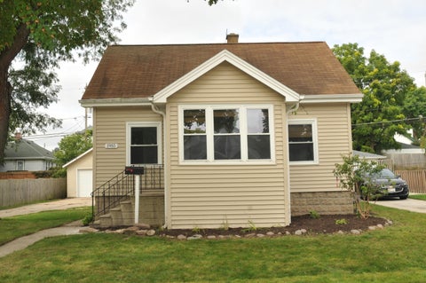 Photo of 1955 S 91st St, West Allis, WI 53227 (MLS # 1982185)