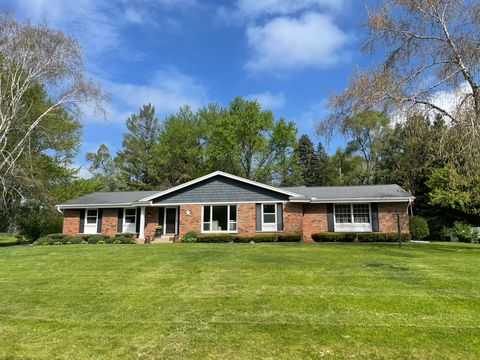 Photo of 825 Poplar Creek Dr, Brookfield, WI 53045 (MLS # 1918033)